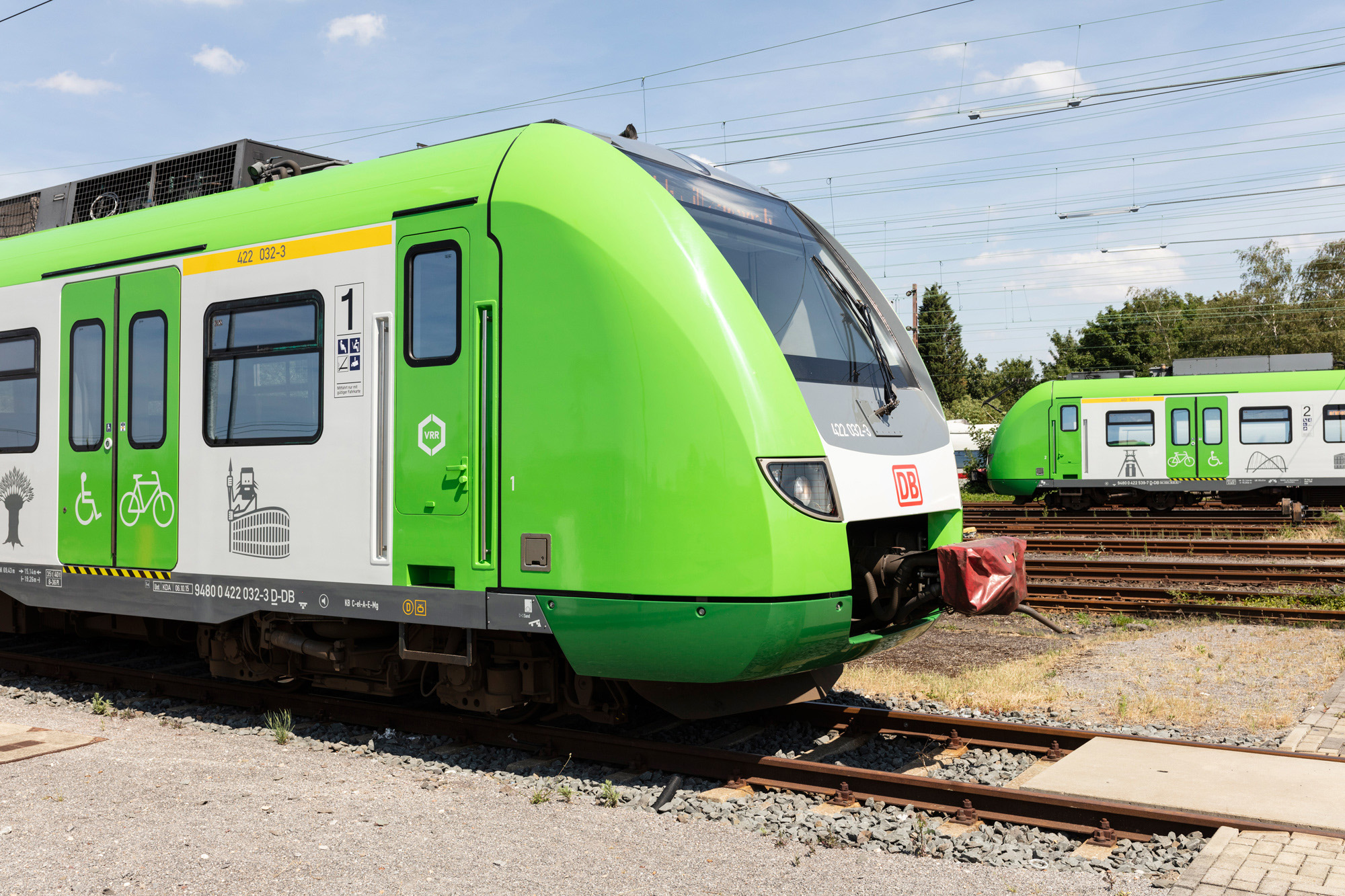 Die Vorderseite der S-Bahn Rhein-Ruhr mit DB-Logo