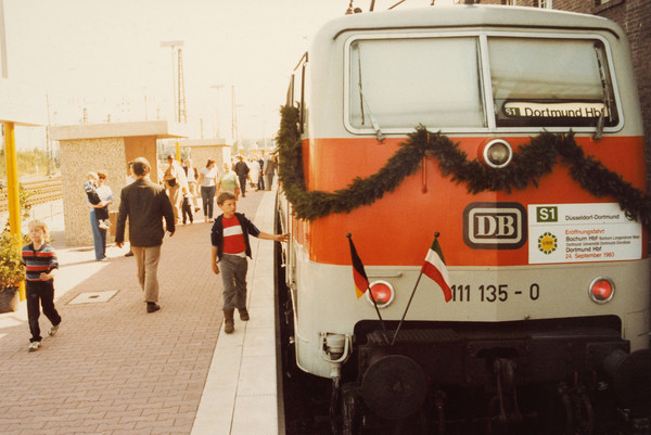 Ein Foto der ersten S-Bahn, die 1974 den Betrieb im Ruhrgebiet aufnimmt