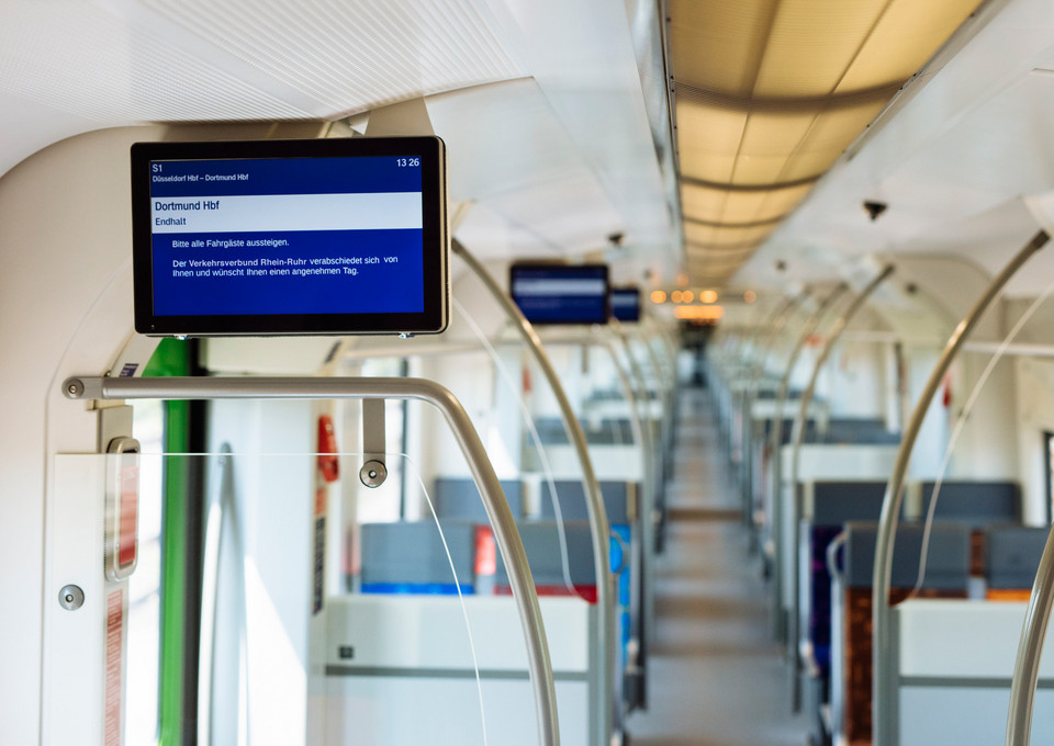 Die Fahrplan-Monitore in der S-Bahn
