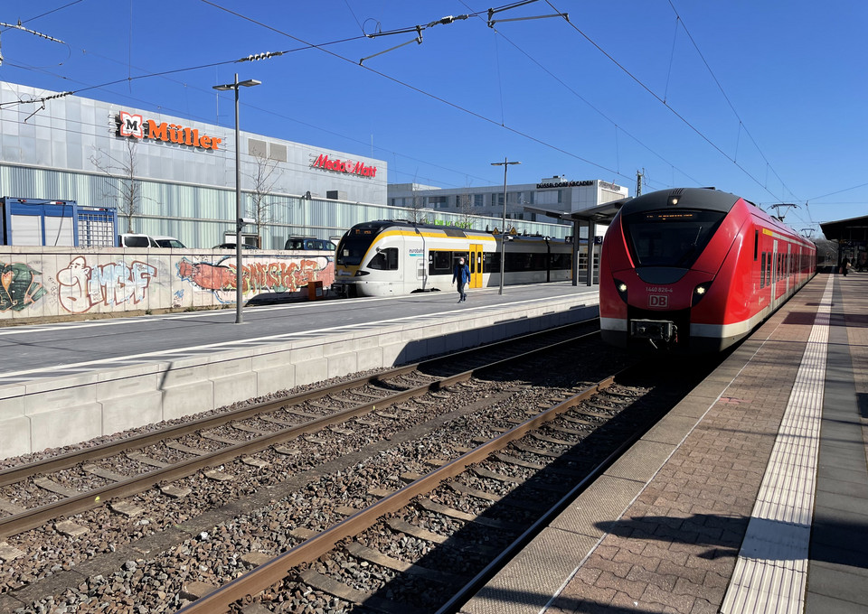 Ein Foto vom Bahnsteig Düsseldorf-Bilk, an dem seit 2022 auch der Regionalverkehr hält