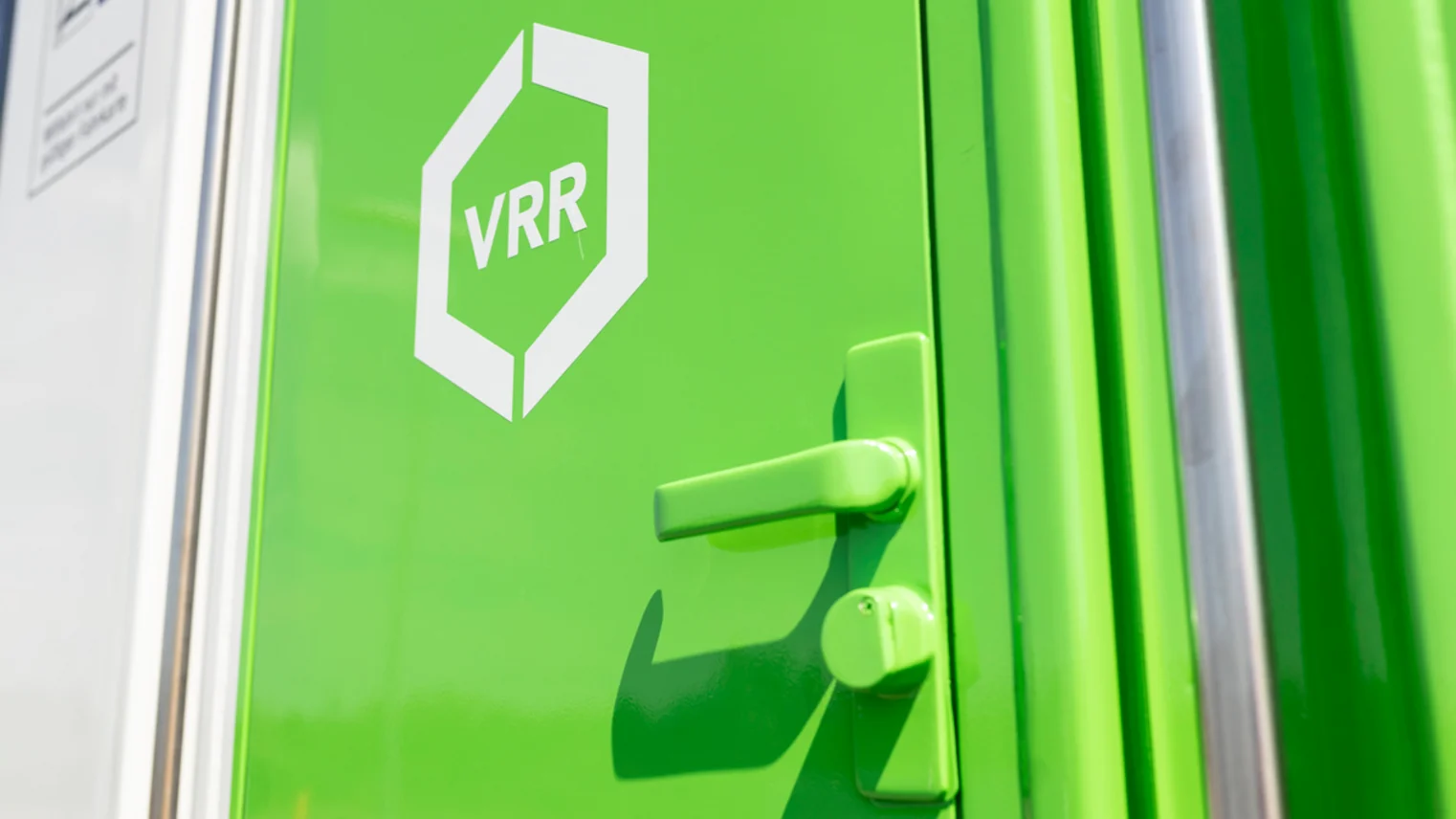 Der Türgriff des Fahrzeugführerstands in der S-Bahn