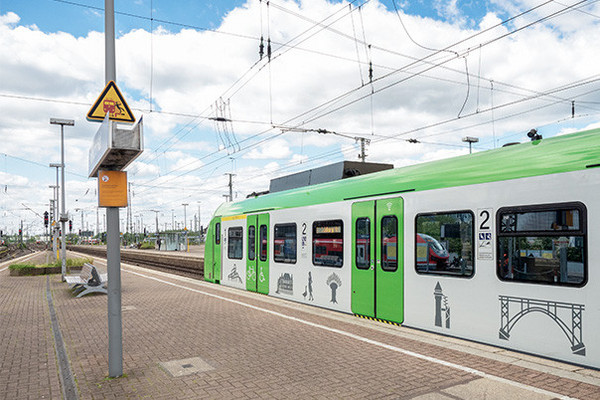 Eine S-Bahn hält an einem Bahnsteig