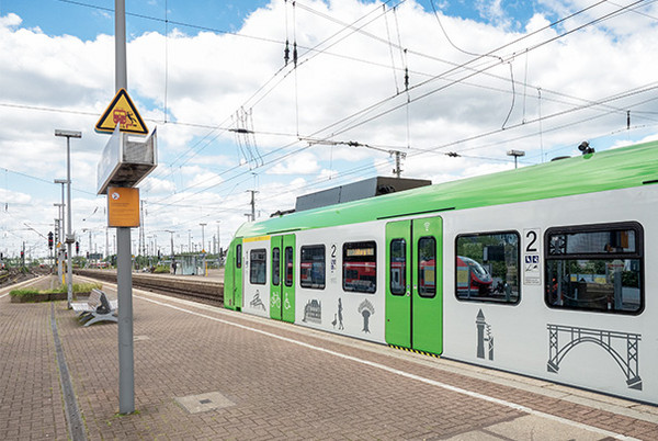 S-Bahn hält am Bahnsteig
