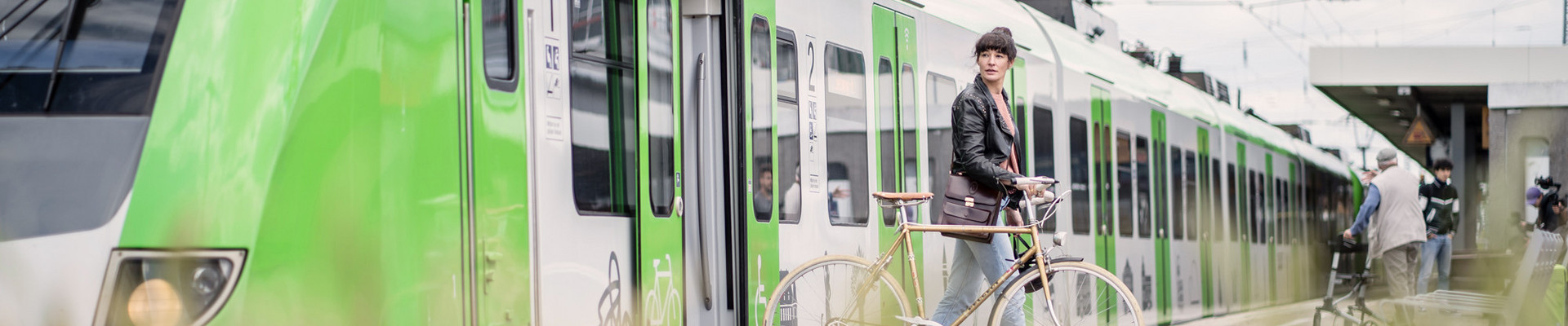 Eine Frau steigt mit einem Fahrrad aus der S-Bahn Rhein-Ruhr