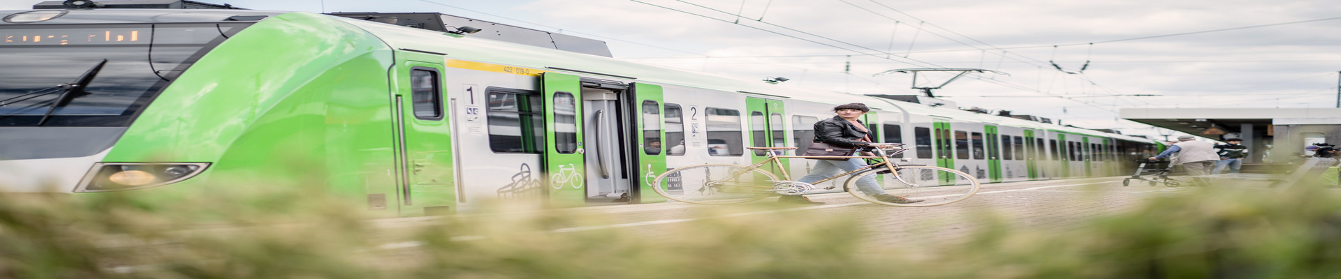 Eine Frau steigt mit einem Fahrrad aus der S-Bahn Rhein-Ruhr