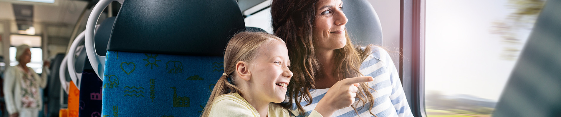 Eine Mutter sitzt mit ihrer Tochter in der S-Bahn Rhein-Ruhr und schauen aus dem Fenster