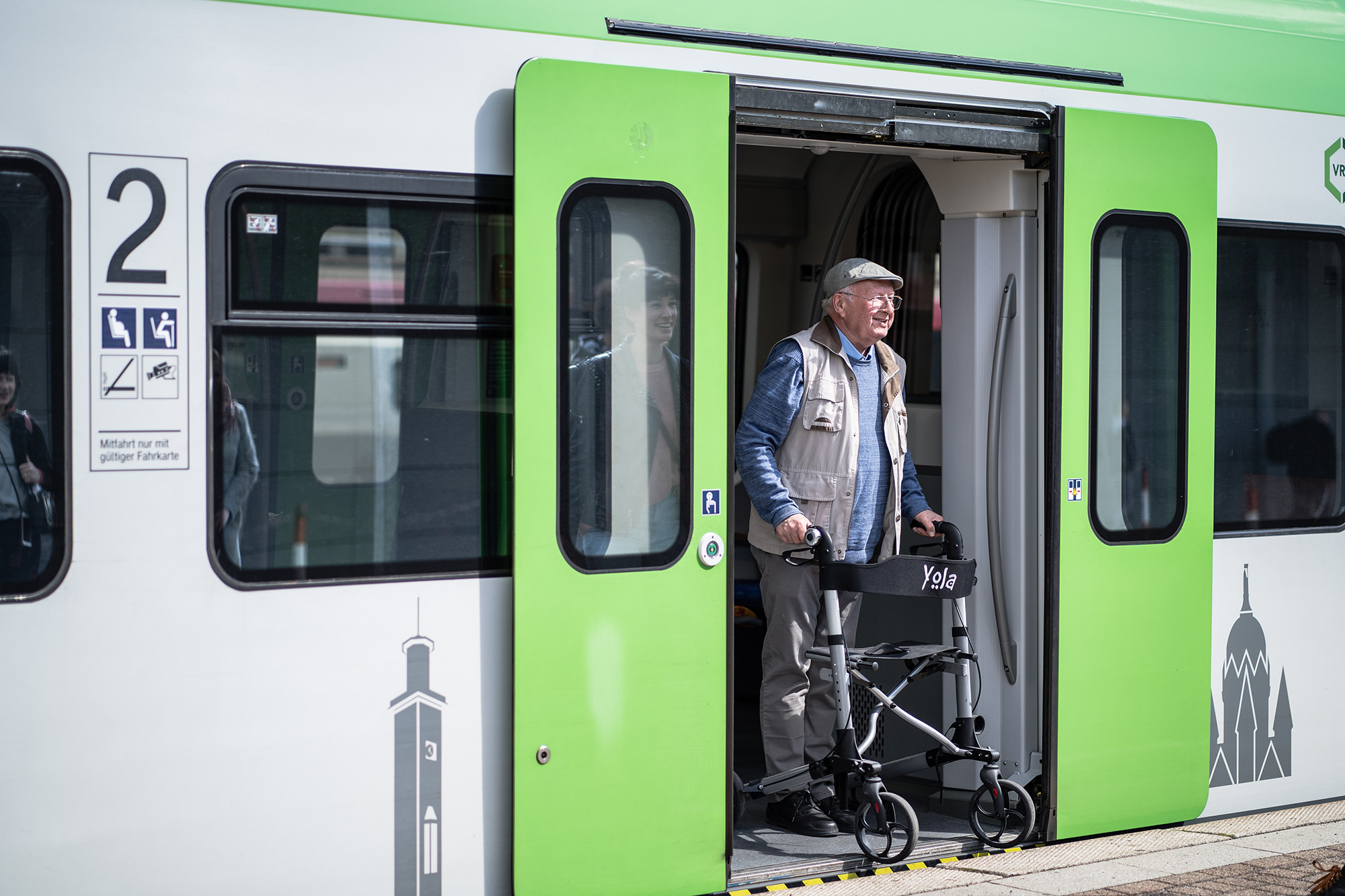Ein Mann mit Rollator steigt aus der S-Bahn Rhein-Ruhr