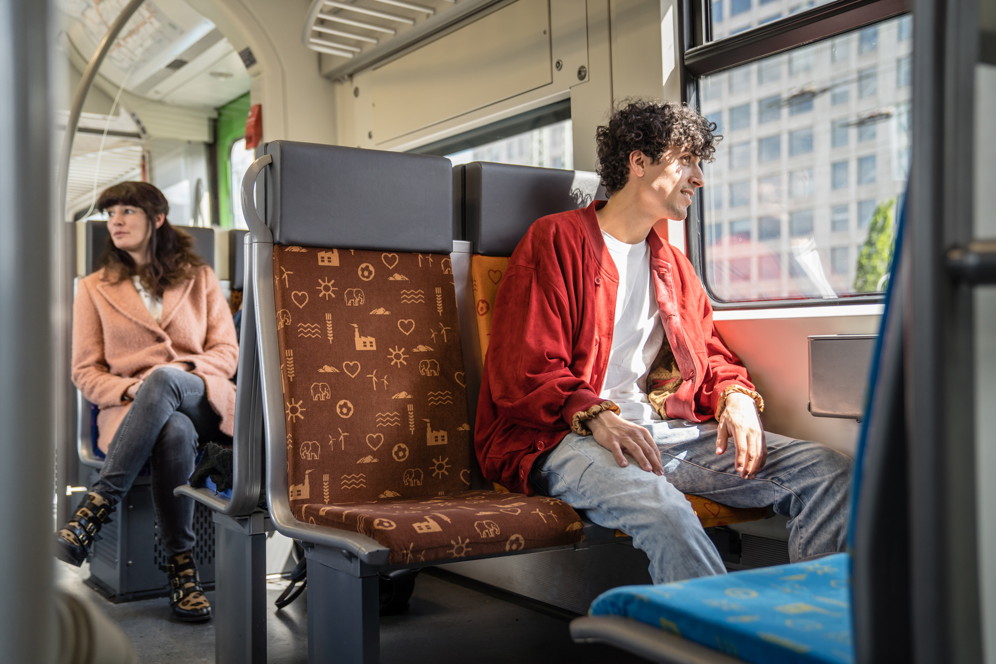 Zwei Fahrgäste sitzen in der S-Bahn