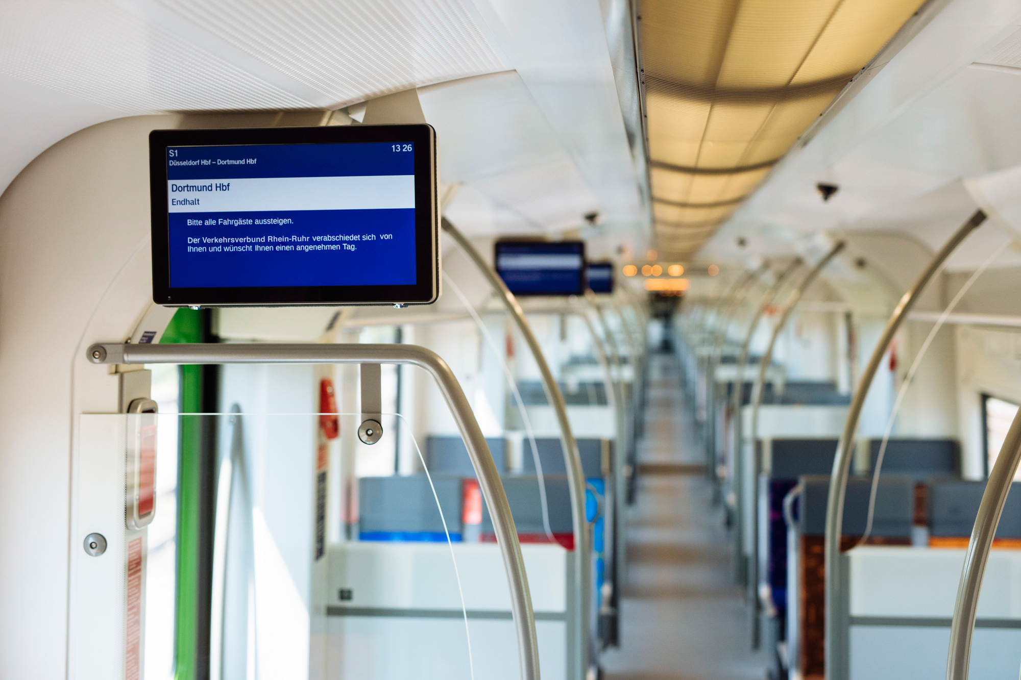 Die Fahrplan-Monitore in der S-Bahn