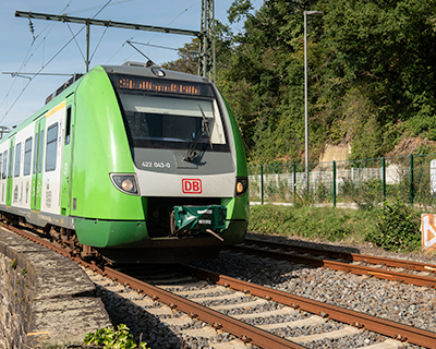 Eine S-Bahn Rhein-Ruhr fährt über die Gleise